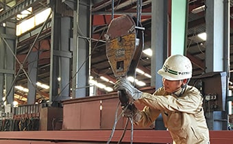 サイバラ鉄工株式会社の熟練された職人による作業